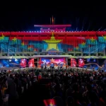 thi-cong-le-dai-khung-tai-dinh-thong-nhat-va-san-khau-tren-song-sai-gon-cho-dai-le-30-4-tai-tp-hcm