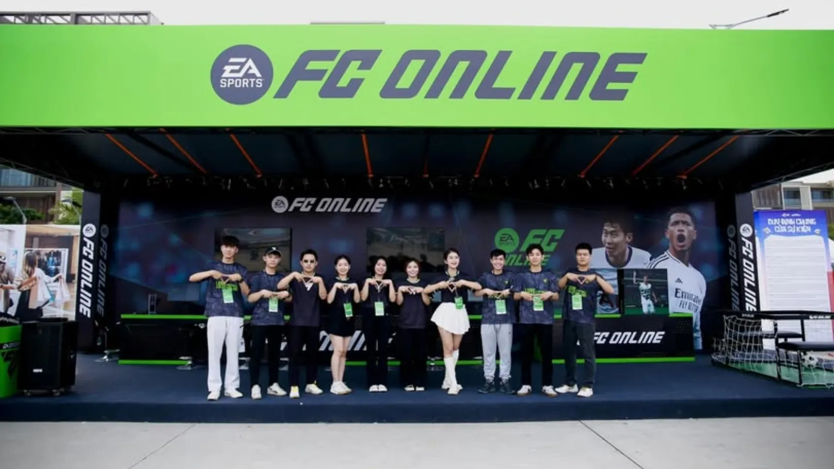 Melody Productionworx designs and constructs an exhibition booth for the FC ONLINE brand at The Global City